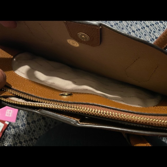 Hello my Fellow beauties !!! Here listed this lovely Michele Kors purse - Picture 4 of 4